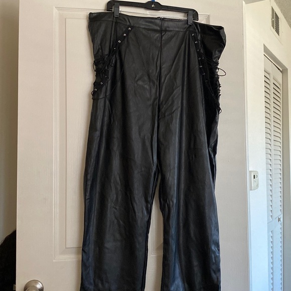 Black faux leather pants - Picture 1 of 3